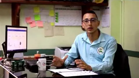 Un colaborador de El Llano S.A.S. explica desde su oficina cómo usa Arco ERP