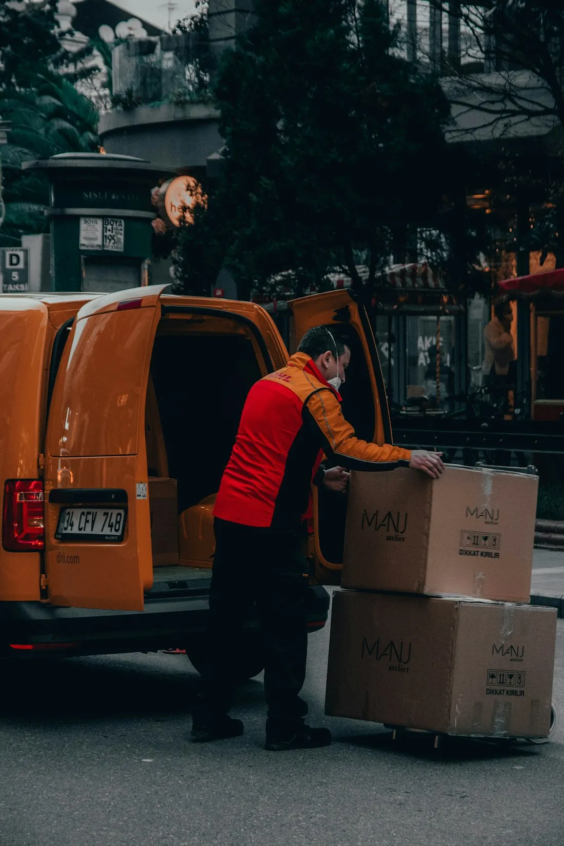 Un repartidor descarga cajas de una furgoneta